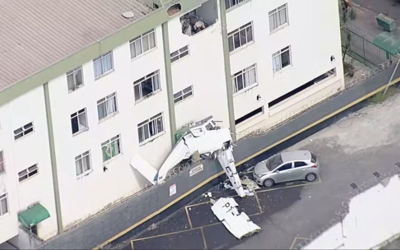 Avião de pequeno porte que caiu após decolagem atingiu prédio residencial em Belo Horizonte - Foto: Reprodução/Globocop. Avião de pequeno porte que caiu após decolagem atingiu prédio residencial em Belo Horizonte - Foto: Reprodução/Globocop.