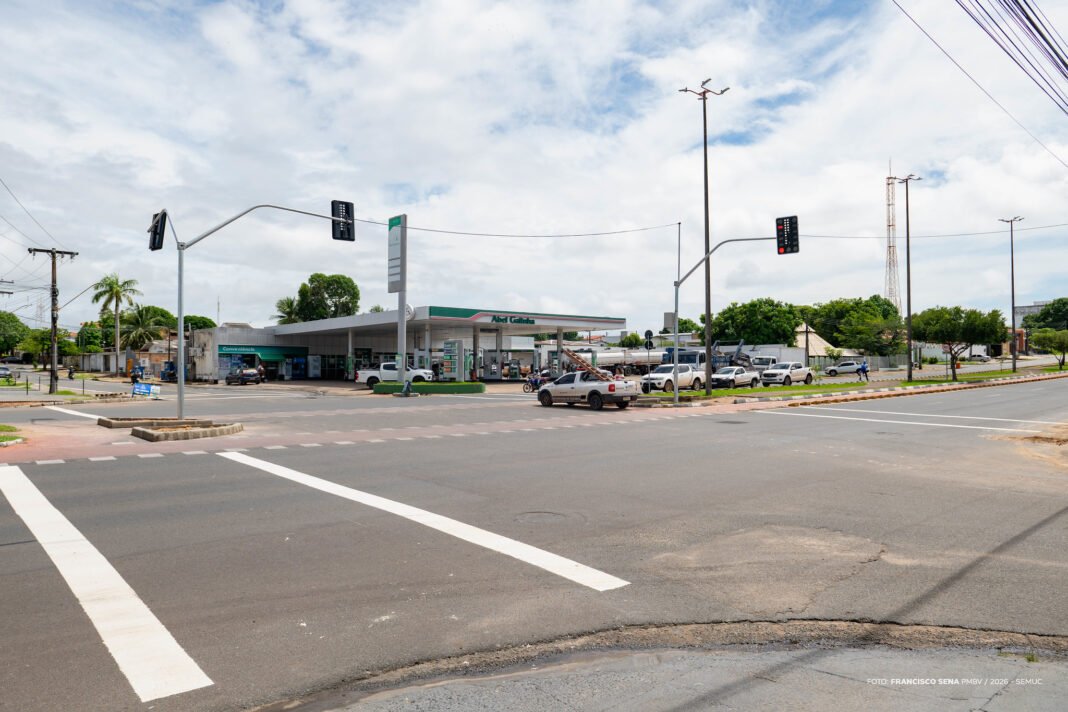 Novo semáforo na Ville Roy altera acesso pela rua Pedro Teixeira em Boa Vista