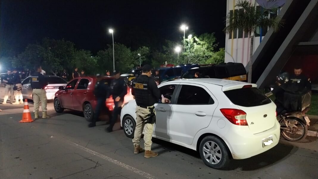 Operação Lei Seca autua 11 motoristas e remove cinco veículos em Boa Vista