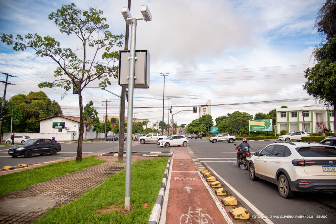 Semáforo substitui rotatória e melhora circulação em uma das avenidas mais movimentadas da capital